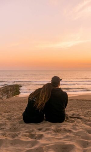 FOTOGRAFIA DE UNA PAREJA DISFRUTANDO UN ATARDECER EN LA PLAYA